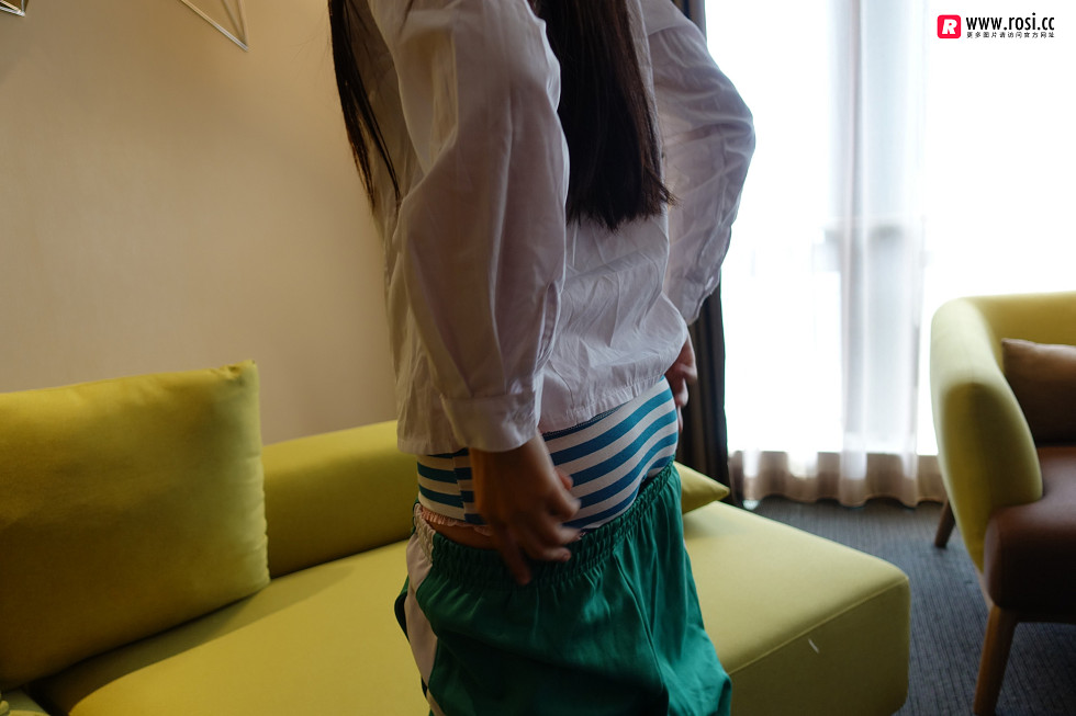 Rosimm第2219期_学生运动装美女居家沙发上脱裤子秀性感内裤迷人翘臀写真49P