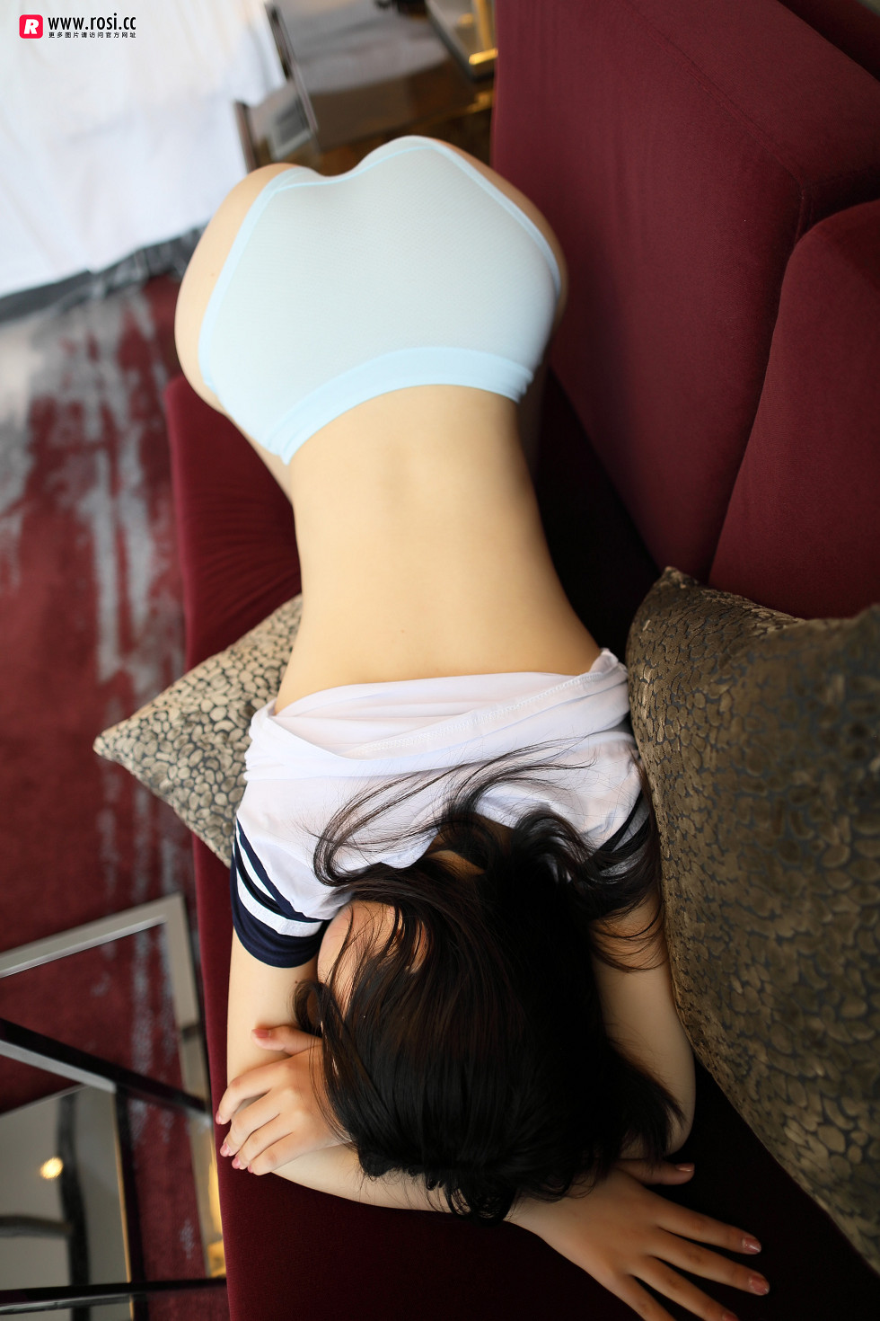 [Rosi写真]NO.2394_短袖衫妹子居家半脱上衣无内真空露美乳双手遮点撩人诱惑写真43P